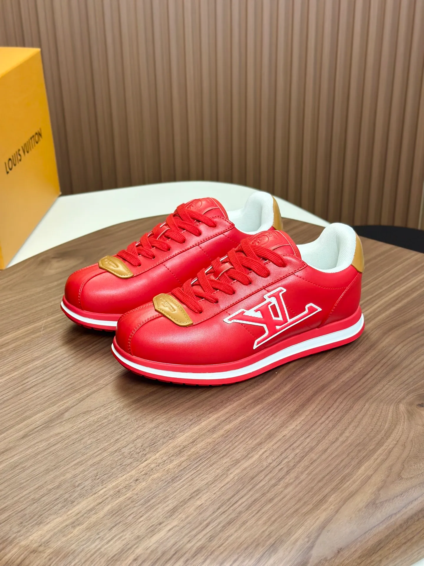 Factory direct sale ¥700💰Full set of packaging💰Top version LV-Louis Vuitton-Classic catwalk new style 1:1 developed replica of the original version! ! The upper foot is very comfortable. It is made of luxurious materials and fine workmanship. The midsole is printed with English letters "Made in Europe". The upper is made of calfskin imported from Italy. The side is decorated with the brand's LOGO and signature. The latest latex foot pads and mesh lining make the foot feel super comfortable. The original two-color TPU combination outsole is specially provided by the original factory. Bag technology Goodyear stitched edges Fabric: Exclusive custom first-layer cowhide Accessories: Exclusive private model Vuitton logo, lining: Customized silk mesh lining - first-layer silk cowhide lining Outsole: TPU combination outsole wear-resistant, non-slip and anti-yellowing Foot pads: new latex pads-mesh sweat-absorbent Counter technology: fully computerized sewing machine wire drawing Toe box back cover Hot and cold shaping Full set of pull-top last with medium and low logo pattern Counter packaging - Shoelaces, certificates, cards, instructions, certificates of quality, dust bags, the most comprehensive packaging on the Internet, men's size 339-44 (38/45 custom-made, non-refundable!